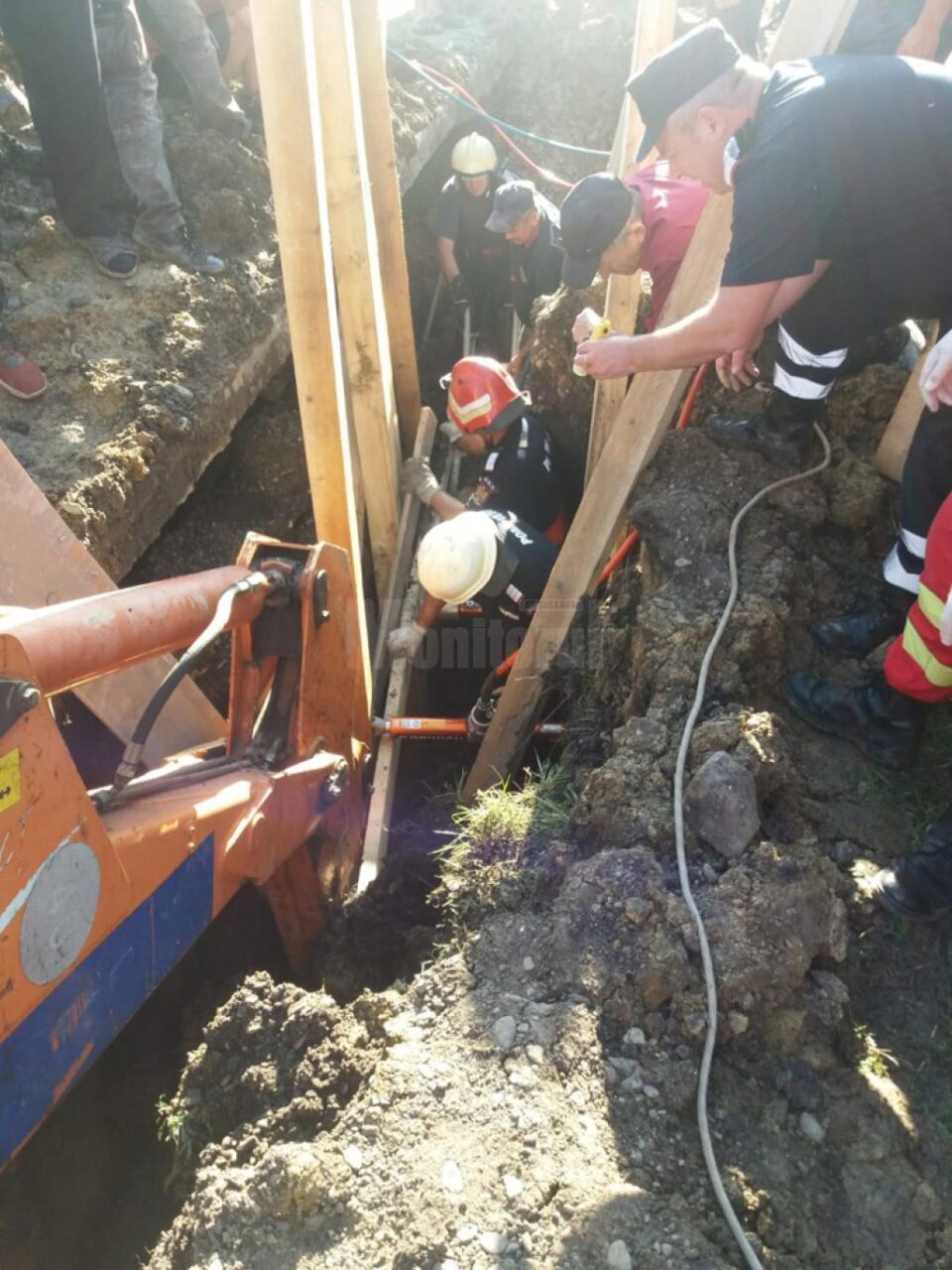 Trei muncitori, prinși sub un mal care s-a surpat. Unul a rămas blocat sub pământ
