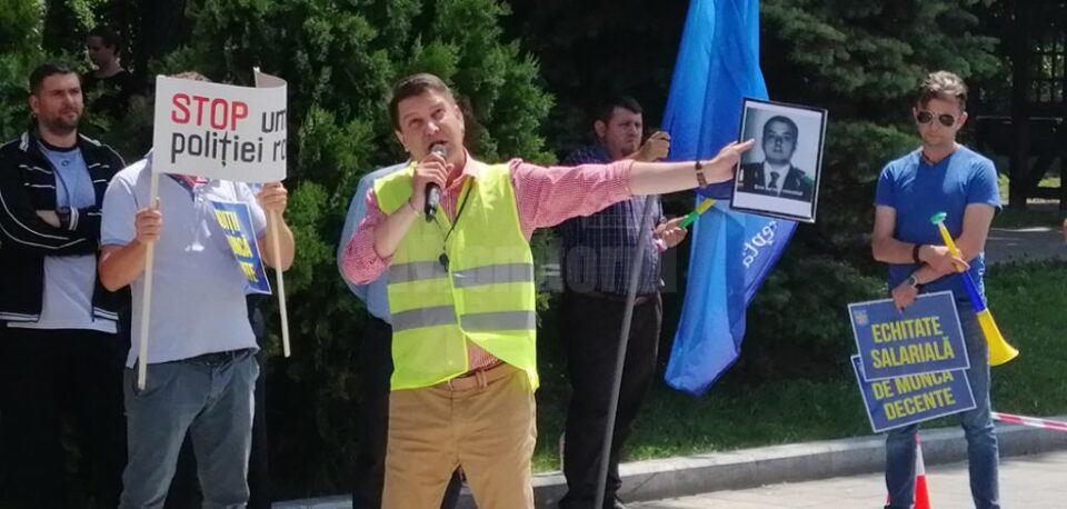 Bogdan Banica, cu poza colegului ucis acum doi ani pe peronul Garii Burdujeni