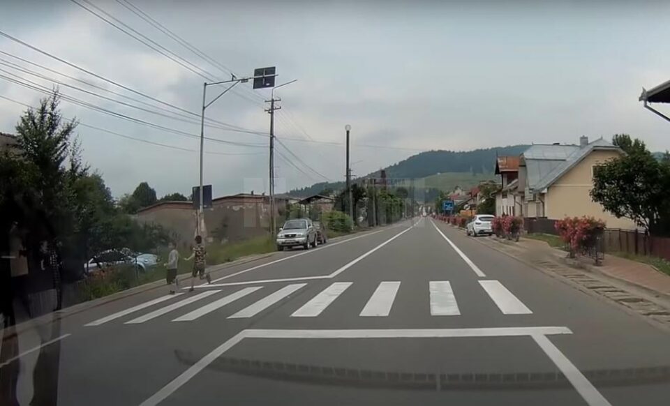 Depășire inconștientă, pe trecerea de pietoni, pe lângă doi copii care traversau