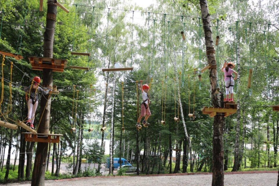 În parcul de aventură din Fălticeni au fost deschise două trasee noi de escaladă