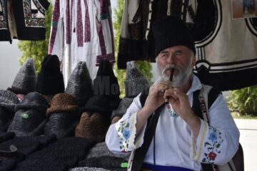 Comandantul parașutiștilor militari de la Clinceni a primit, ieri, la Ziua comunei Cornu Luncii, titlul de Cetățean de Onoare