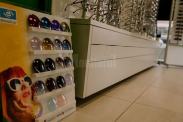 Stil, eleganță și protecție împotriva razelor UV, cu ochelarii de soare de la OPTIK TATARU