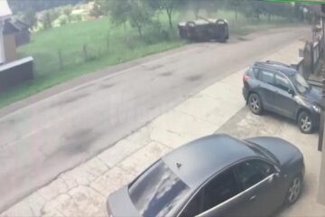 S-a răsturnat violent cu mașina din cauza unei depășiri inconștiente a unui alt șofer