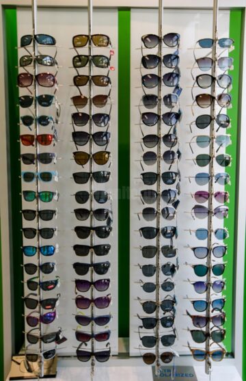 Stil, eleganță și protecție împotriva razelor UV, cu ochelarii de soare de la OPTIK TATARU