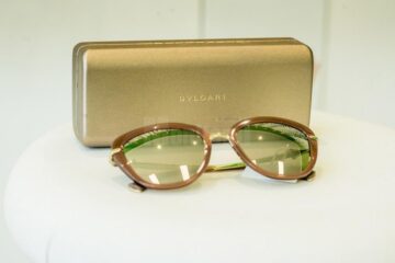 Stil, eleganță și protecție împotriva razelor UV, cu ochelarii de soare de la OPTIK TATARU