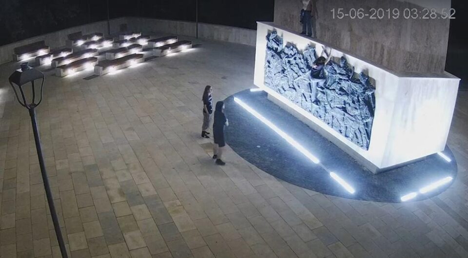 O parte dintre tinerii care au vandalizat statuia ecvestră a lui Ștefan cel Mare