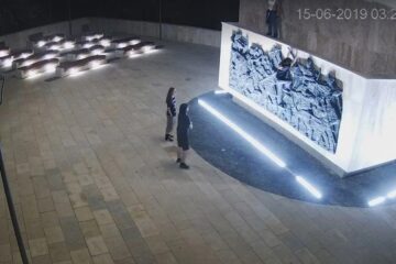 O parte dintre tinerii care au vandalizat statuia ecvestră a lui Ștefan cel Mare