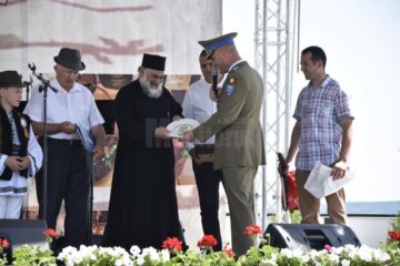 Comandantul parașutiștilor militari de la Clinceni a primit, ieri, la Ziua comunei Cornu Luncii, titlul de Cetățean de Onoare