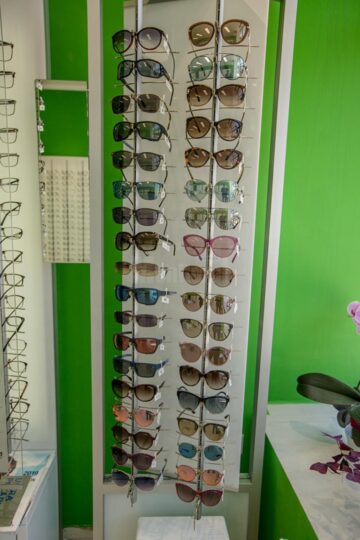 Stil, eleganță și protecție împotriva razelor UV, cu ochelarii de soare de la OPTIK TATARU