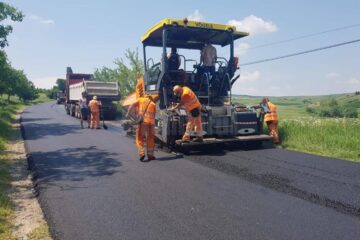 S-au reluat lucrările de așternere covor asfaltic pe E 85