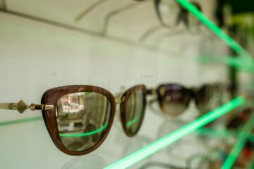Stil, eleganță și protecție împotriva razelor UV, cu ochelarii de soare de la OPTIK TATARU