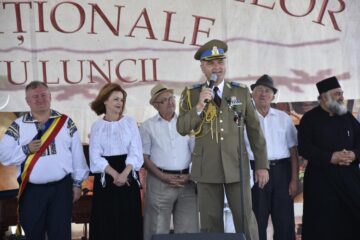Comandantul parașutiștilor militari de la Clinceni a primit, ieri, la Ziua comunei Cornu Luncii, titlul de Cetățean de Onoare