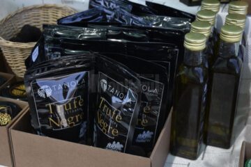 Comandantul parașutiștilor militari de la Clinceni a primit, ieri, la Ziua comunei Cornu Luncii, titlul de Cetățean de Onoare