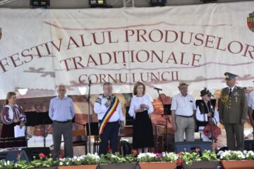 Comandantul parașutiștilor militari de la Clinceni a primit, ieri, la Ziua comunei Cornu Luncii, titlul de Cetățean de Onoare