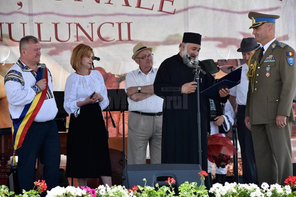 Preotul Florea citește decizia de acordare a titlului de Cetățean de Onoare comandantului Cezar Cucoș