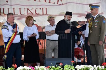 Preotul Florea citește decizia de acordare a titlului de Cetățean de Onoare comandantului Cezar Cucoș