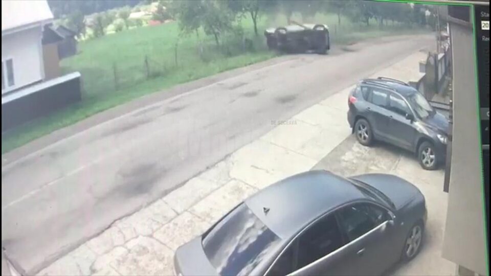 Mașina răsturnată violent