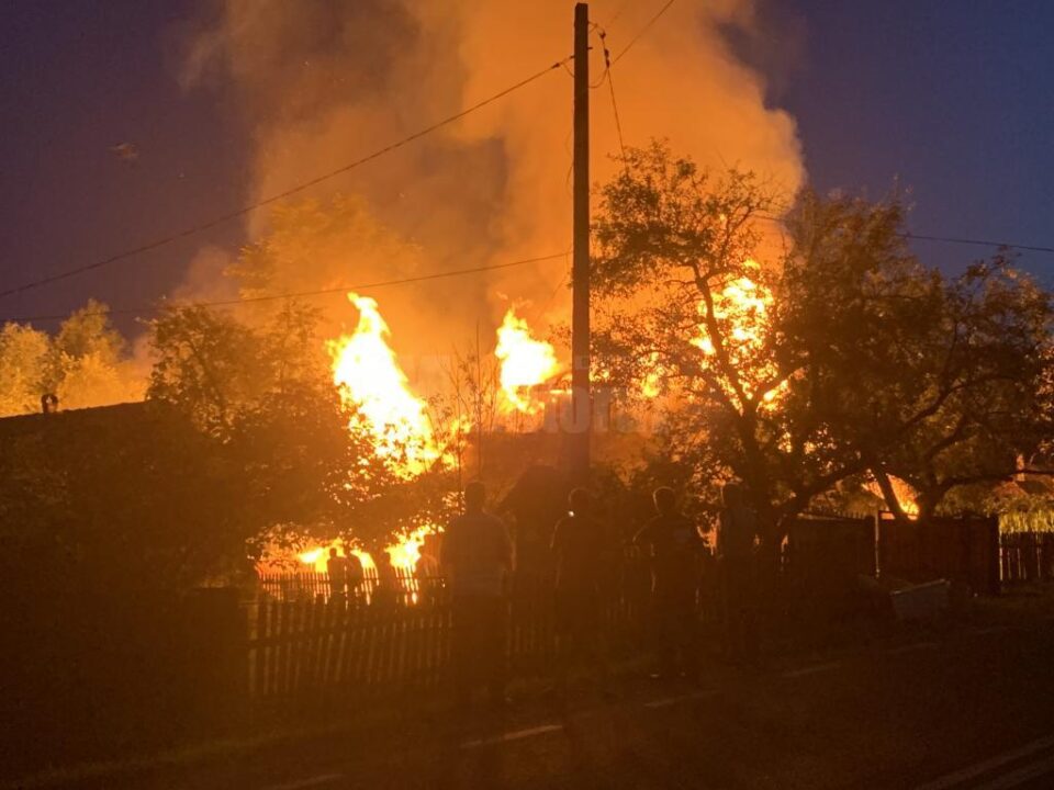 Flacarile au cuprins intreaga gospodarie din Cacica