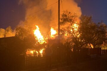 Flacarile au cuprins intreaga gospodarie din Cacica