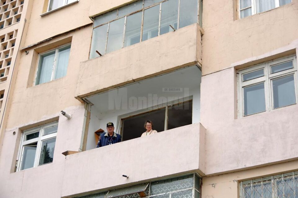 Vechea tâmplărie le-a fost dată jos de la mijlocul lunii august 2015, iar cei doi vârstnici ajunseseră să stea în prag de iarnă, în casă, fără geamuri
