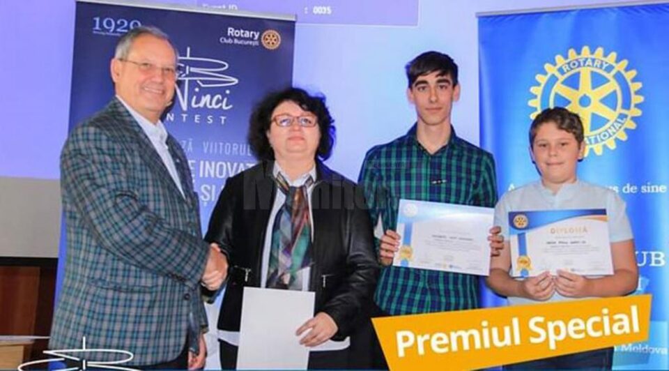 Cei doi elevi, îndrumați de prof. Anca Greculeac, au fost premiați și de Dumitru Prunariu Cei doi elevi, îndrumați de prof. Anca Greculeac, au fost premiați și de Dumitru Prunariu