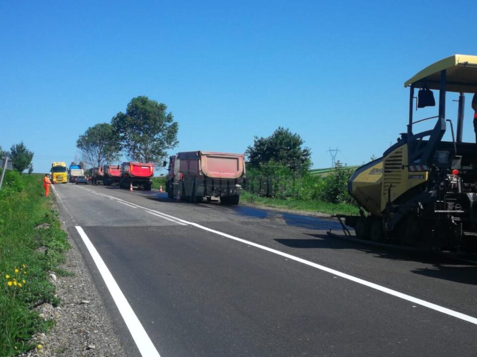 Lucrări de turnare de covor asfaltic pe ambele porțiuni ale E 85 din județul nostru