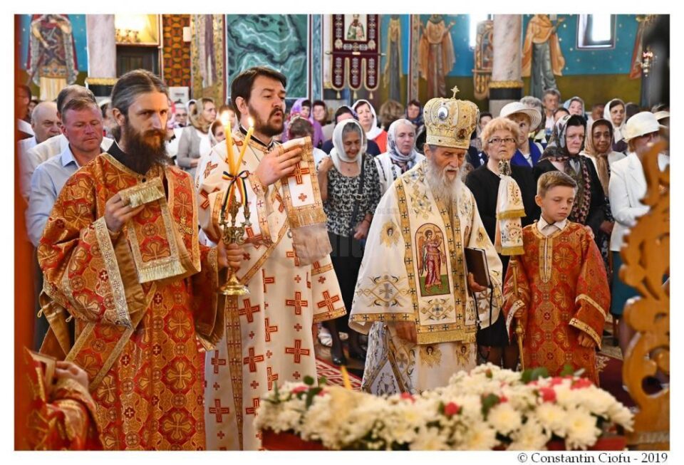 Liturghie arhierească la Catedrala cu hramurile „Nașterea Maicii Domnului” și „Sfinții Români” din Gura Humorului