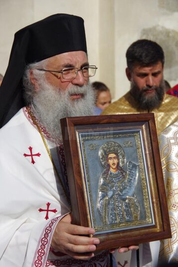 Pelerinii de la Putna, întâmpinați în poarta mănăstirii de starețul Melchisedec, cu icoana Sfântului Voievod Ștefan, spre închinare