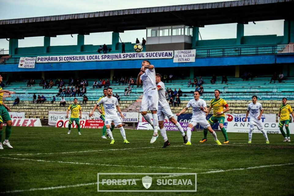 Punctul forte al lui Marin îl reprezintă jocul aerian, cum bine se poate observa și din această fază Punctul forte al lui Marin îl reprezintă jocul aerian, cum bine se poate observa și din această fază