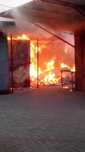 Patru chioșcuri, incendiate în bazarul din centrul municipiului