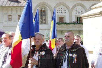 Aurel Halip, 69 de ani, și Traian Mihalescu demonstrează pe viu, la 30 de grade Celsius, proprietățile fenomenale ale tradiționalelor mantale de lână de la Marginea