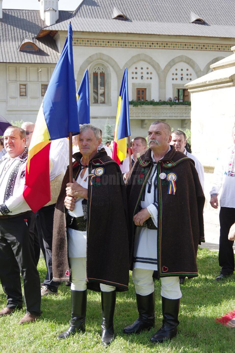 Aurel Halip, 69 de ani, și Traian Mihalescu demonstrează pe viu, la 30 de grade Celsius, proprietățile fenomenale ale tradiționalelor mantale de lână de la Marginea Aurel Halip, 69 de ani, și Traian Mihalescu demonstrează pe viu, la 30 de grade Celsius, proprietățile fenomenale ale tradiționalelor mantale de lână de la Marginea