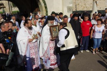 Președintele CJ Gheorghe Flutur săruta icoana Sfântului Ștefan cel Mare