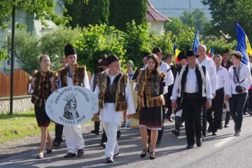 Pelerinii de la Putna, întâmpinați în poarta mănăstirii de starețul Melchisedec, cu icoana Sfântului Voievod Ștefan, spre închinare