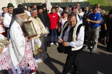 Pelerinii de la Putna, întâmpinați în poarta mănăstirii de starețul Melchisedec, cu icoana Sfântului Voievod Ștefan, spre închinare