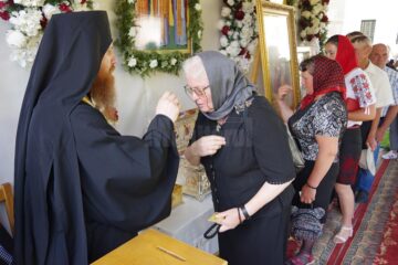 Pelerinii de la Putna, întâmpinați în poarta mănăstirii de starețul Melchisedec, cu icoana Sfântului Voievod Ștefan, spre închinare