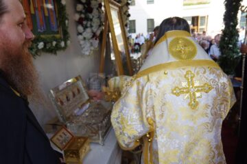 Pelerinii de la Putna, întâmpinați în poarta mănăstirii de starețul Melchisedec, cu icoana Sfântului Voievod Ștefan, spre închinare
