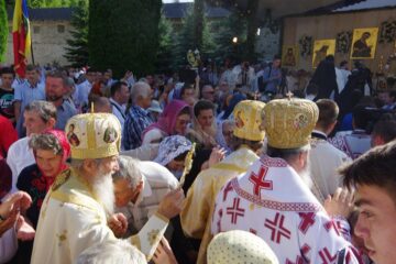 Pelerinii de la Putna, întâmpinați în poarta mănăstirii de starețul Melchisedec, cu icoana Sfântului Voievod Ștefan, spre închinare