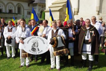 Pelerinii de la Putna, întâmpinați în poarta mănăstirii de starețul Melchisedec, cu icoana Sfântului Voievod Ștefan, spre închinare