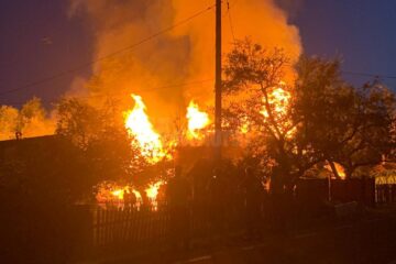 Pagube de 150.000 de lei în urma unui incendiu care a mistuit o gospodărie din Cacica