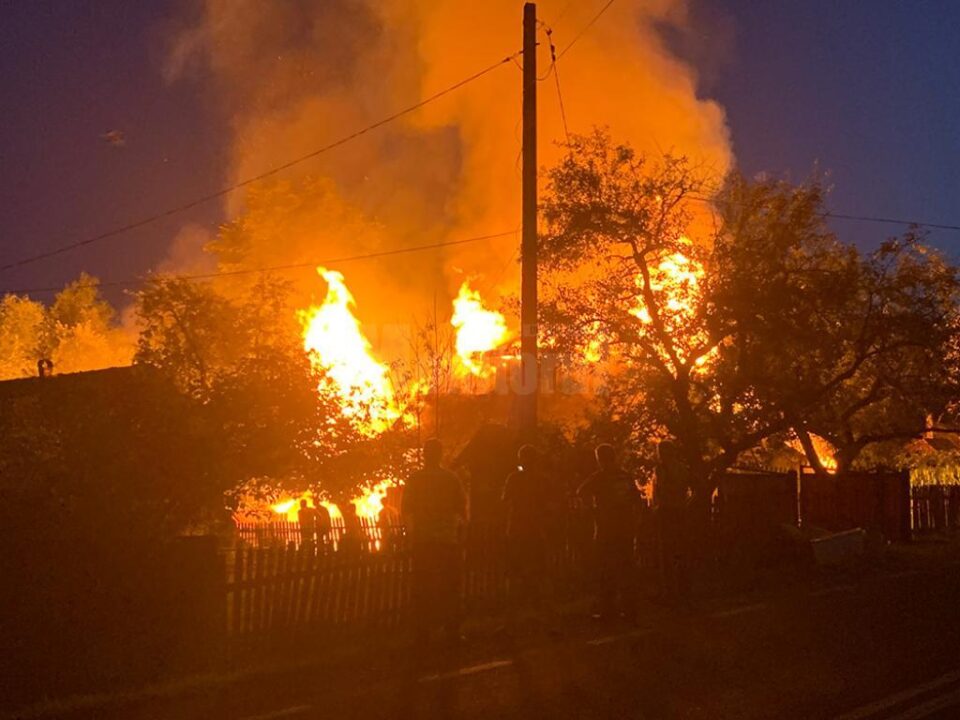 Pagube de 150.000 de lei în urma unui incendiu care a mistuit o gospodărie din Cacica