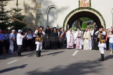 Starețul Melchisedec și primarul Gheorghe Coroamă așteaptă pelerinii în poarta Mănăstirii Putna