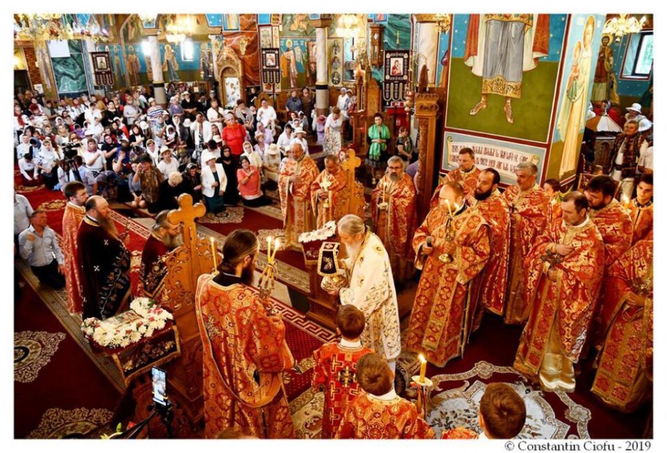Liturghie arhierească la Catedrala cu hramurile „Nașterea Maicii Domnului” și „Sfinții Români” din Gura Humorului