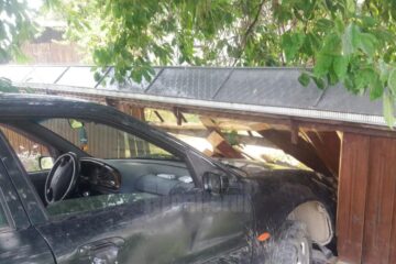 Șoferul băut și fără permis a intrat cu mașina în gardul unei locuințe, după care a fugit