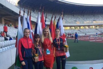 Antrenoarea Erzilia Timpau alaturi de cele trei sportive ale sale la Balcaniada de la Cluj