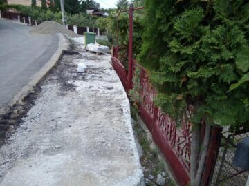 Oamenii au in fata caselor un zid de 1-1,5 metri