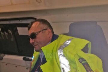 Șeful de post Vasile Grumăzescu, în ambulanță, imediat după agresiune
