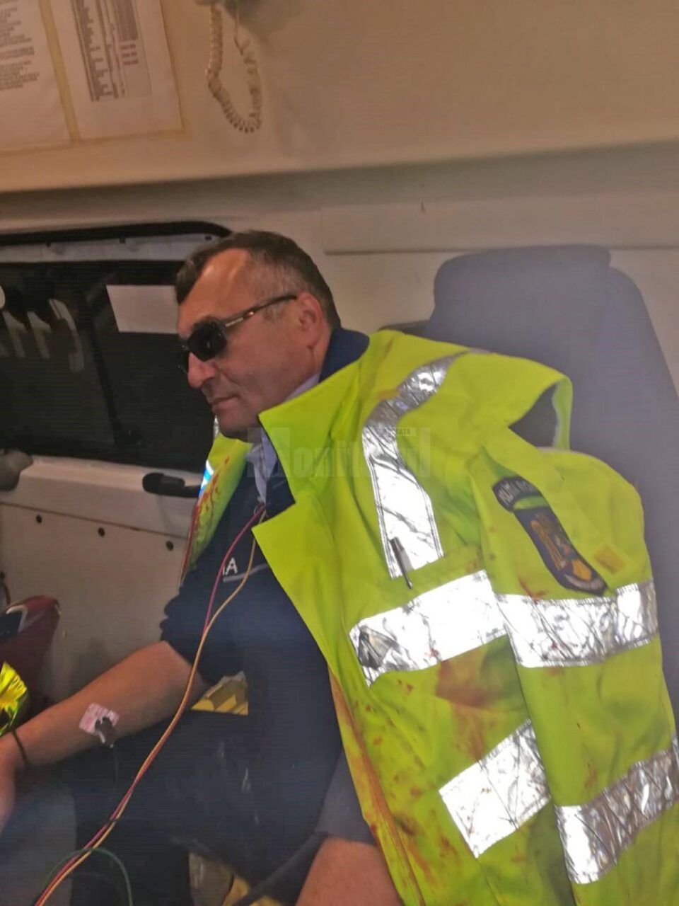 Șeful de post Vasile Grumăzescu, în ambulanță, imediat după agresiune