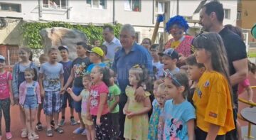 Întreaga conducere a Primăriei Suceava alături de copiii care s-au burat de deschiderea locului de joacă