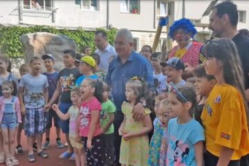 Întreaga conducere a Primăriei Suceava alături de copiii care s-au burat de deschiderea locului de joacă